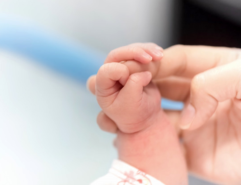 newborn-hand-holding-mother-finger-in-hospital-baby-and-health-care-concept_10307-446